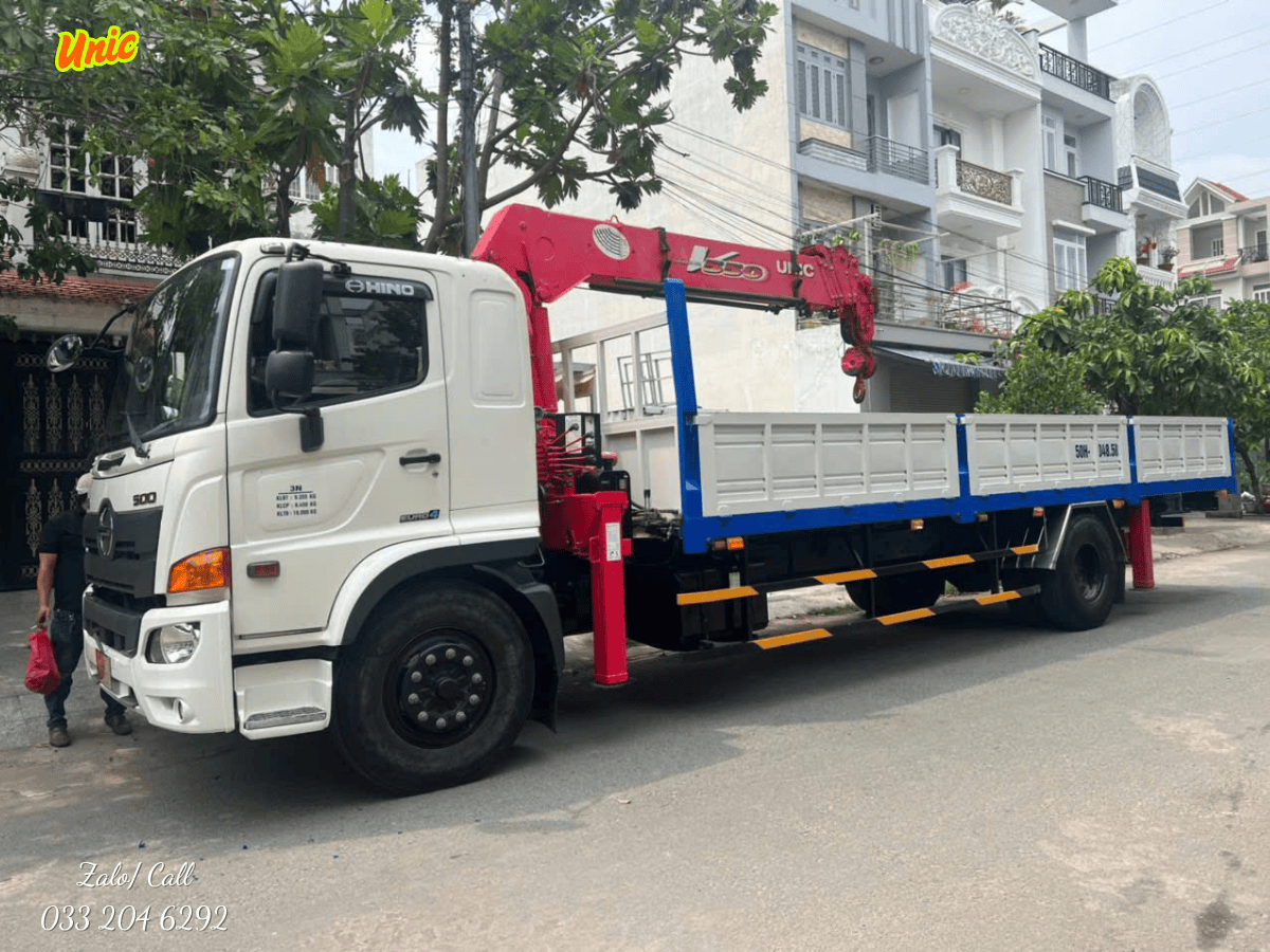 Toàn cảnh một đội xe tải gắn cẩu Unic, thể hiện mạng lưới phân phối và dịch vụ sau bán hàng mạnh mẽ.