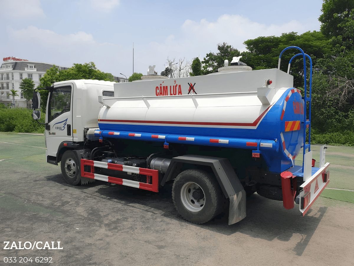 Toàn cảnh xe bồn chở xăng dầu 6 khối HOWO màu trắng cam, thiết kế hiện đại và chuyên dụng cho vận tải nhiên liệu.