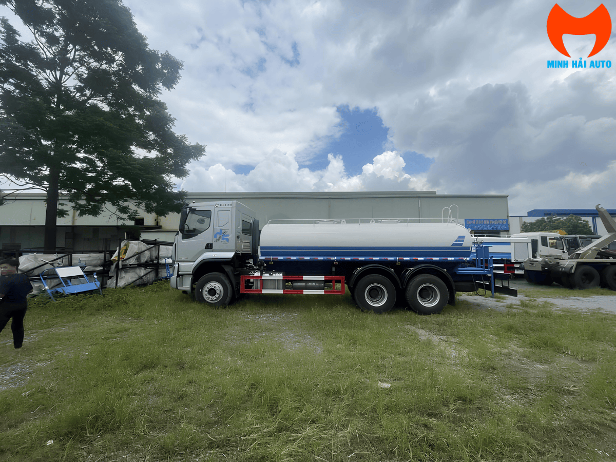 Toàn cảnh xe bồn phun nước Chenglong H5 13 khối 3 chân màu trắng, trang bị hệ thống phun rửa đường chuyên dụng.