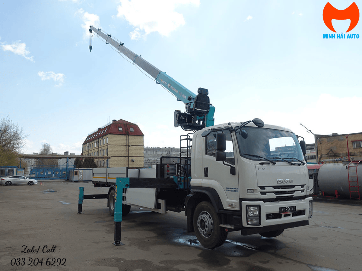 Toàn cảnh xe cẩu tự hành Isuzu 6 tấn ISUZU FVR34 gắn cẩu HLC-7016 đang nâng cấu kiện bê tông.