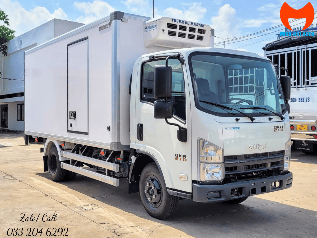 Toàn cảnh xe đông lạnh 2 tấn Isuzu QKR77HE4KPI-ĐL19 chuyên nghiệp, sẵn sàng vận hành.