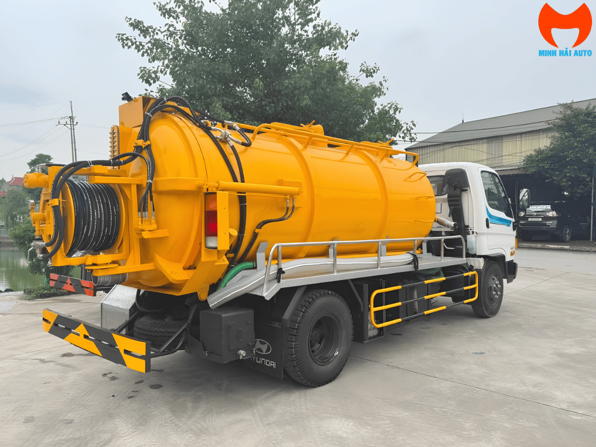 Toàn cảnh xe hút chất thải 6 khối Hyundai Mighty W11S màu trắng, với bồn xi-téc 6m³ và hệ thống chuyên dùng được lắp đặt hoàn chỉnh.