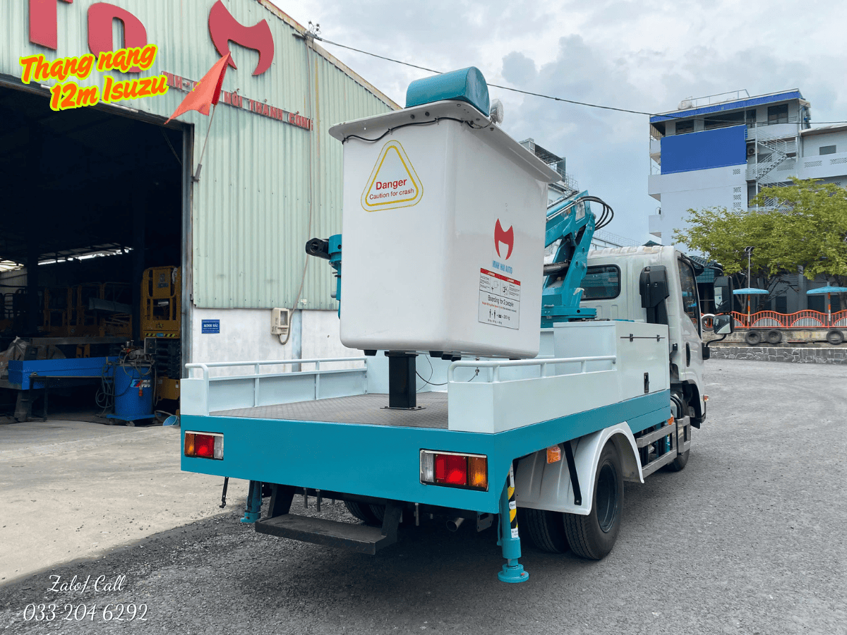 Toàn cảnh xe nâng người 12m trên nền xe tải Isuzu, với cần cẩu Hyundai Everdigm đang vươn ra, thể hiện thiết kế nhỏ gọn và hiện đại.
