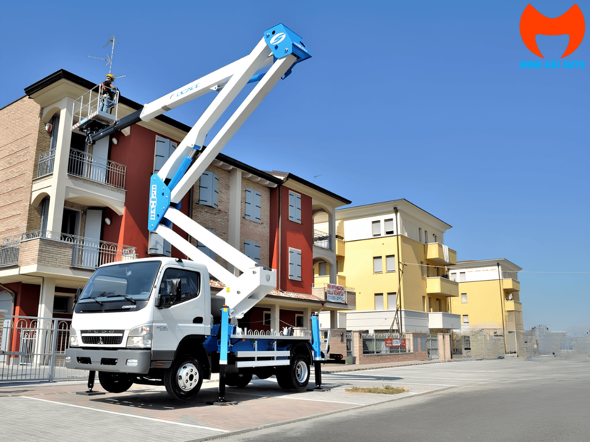 Toàn cảnh xe nâng người 28m Isuzu Socage DA328 màu trắng, cần Z đang vươn cao, sẵn sàng cho công tác sửa chữa điện và cắt tỉa cây xanh.