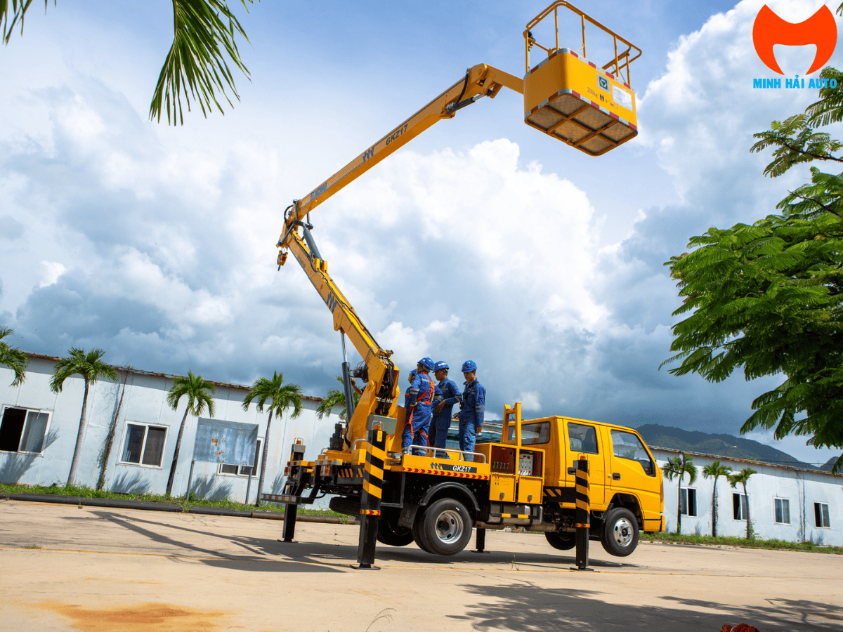 Toàn cảnh xe nâng người dạng thang JMC 17m XCMG đang vươn cần làm việc trên cao.