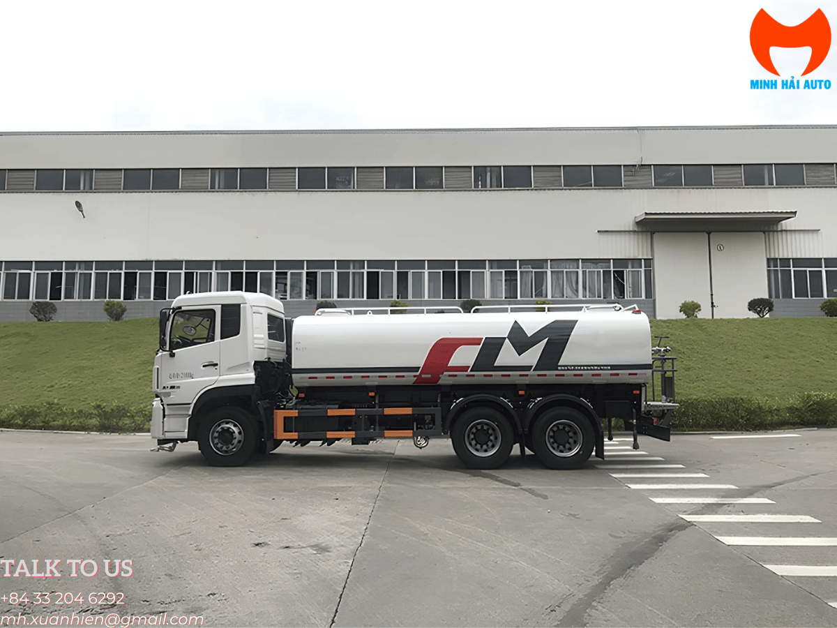 Toàn cảnh xe phun nước rửa đường 15 khối Fulongma với thiết kế hiện đại, bồn chứa lớn.