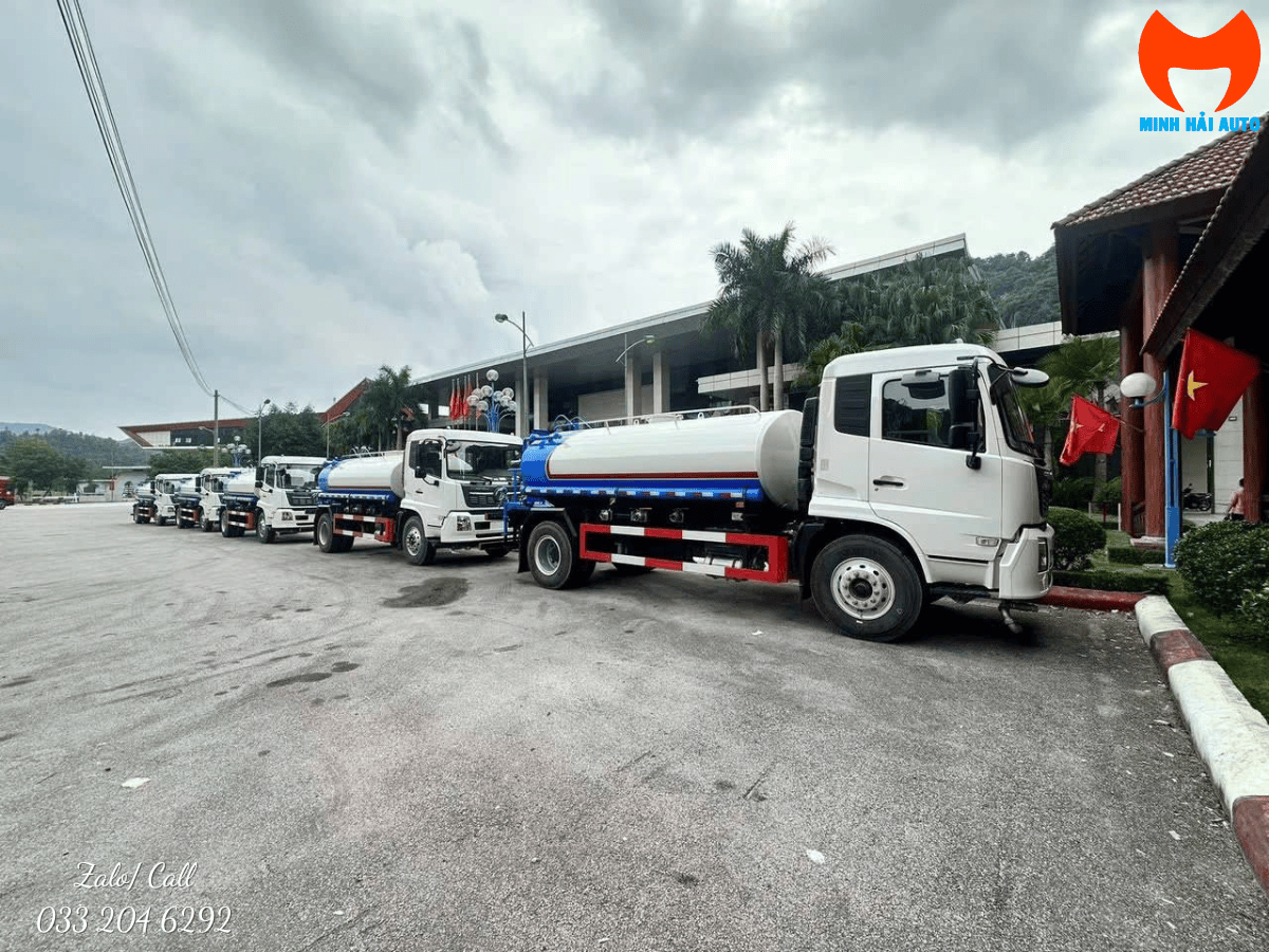 Toàn cảnh xe phun nước rửa đường Dongfeng 3 chân dung tích 14 khối đang thi công trên công trường xây dựng.