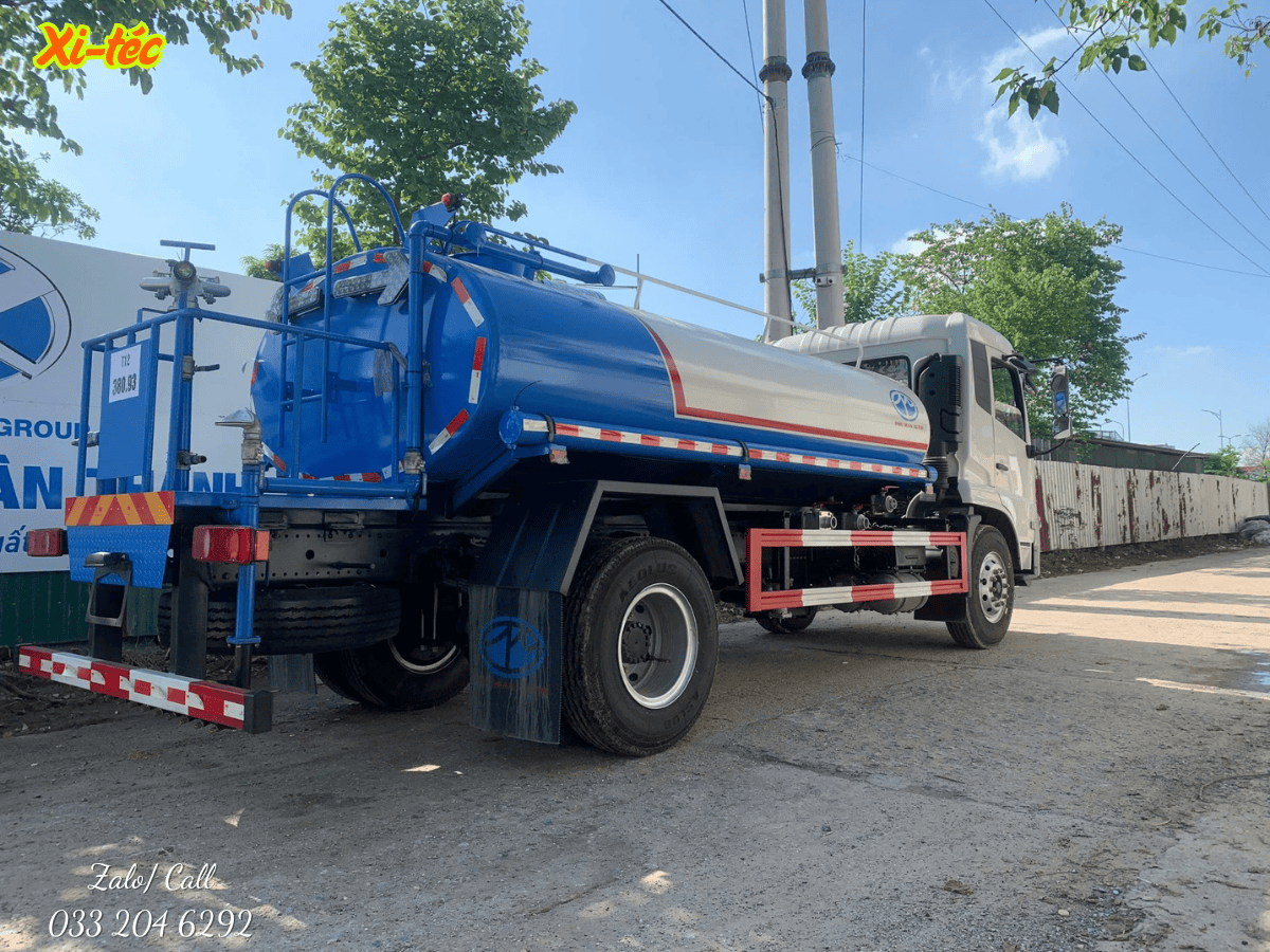 Toàn cảnh xe phun nước rửa đường Dongfeng 6.5m³ với thiết kế mạnh mẽ, hiện đại.