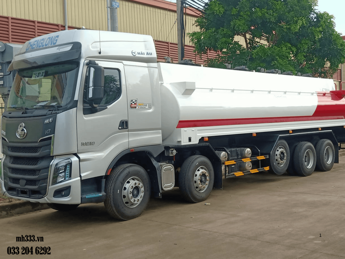 Toàn cảnh xe téc chở xăng dầu 26 khối Chenglong H7 5 chân mạnh mẽ và hiện đại.
