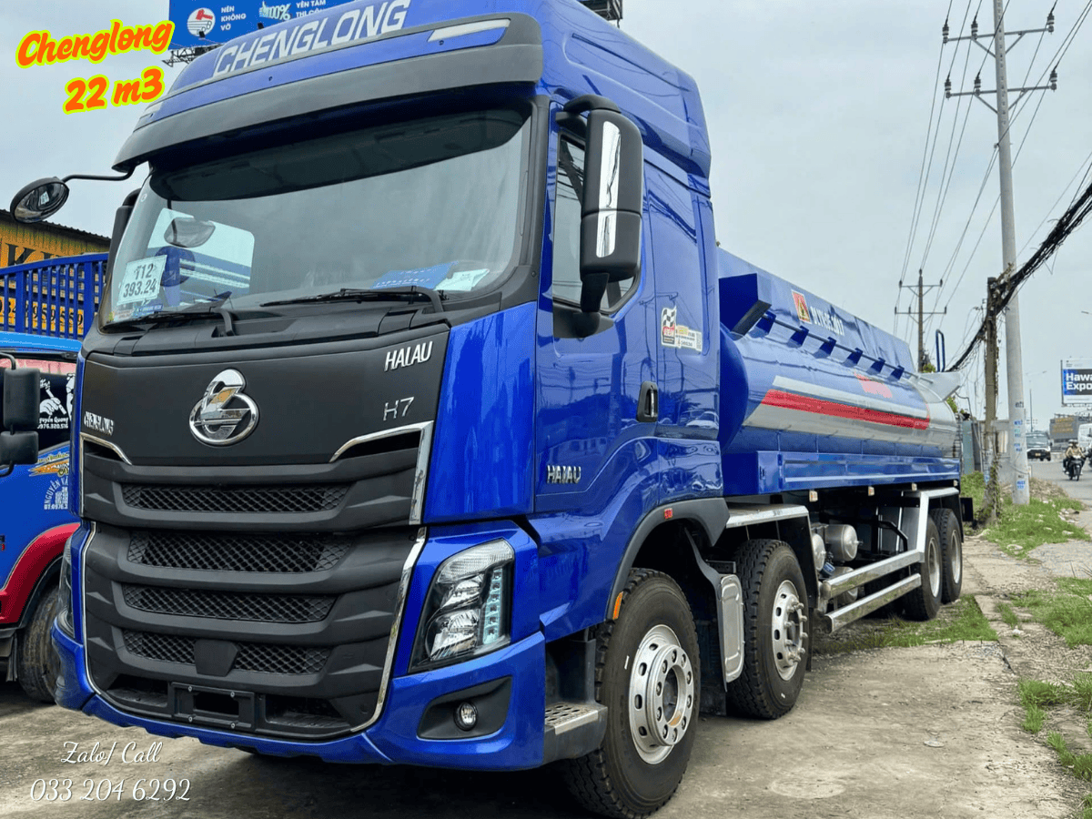 Toàn cảnh xe téc xăng dầu Chenglong 22 khối màu trắng bạc đang đỗ tại bãi xe.