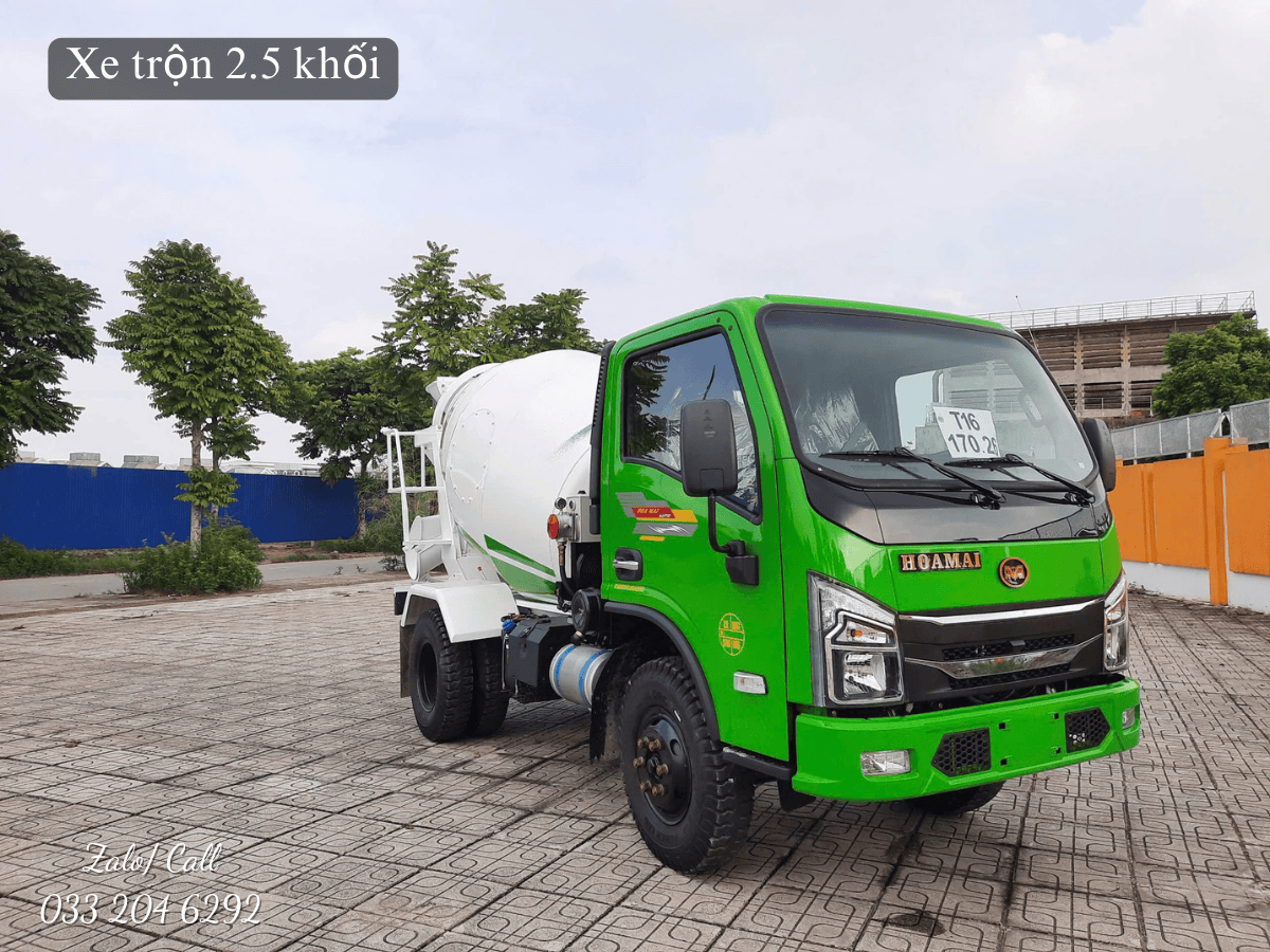 Tổng thể xe bồn trộn bê tông 2.3 khối Hoa Mai Euro 5 đang vận hành tại công trường.