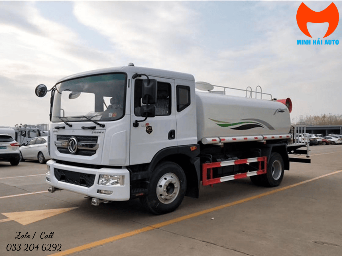 Tổng thể xe phun sương 12 khối Dongfeng D9 đang vận hành tại công trường.