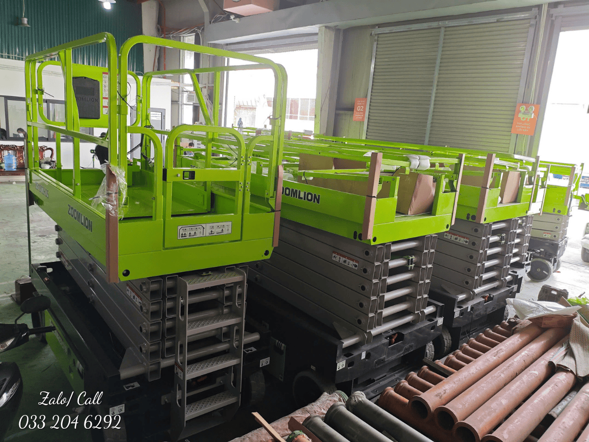 Ứng dụng của xe cắt kéo 14m trong công tác bảo trì hệ thống điện nhà xưởng.