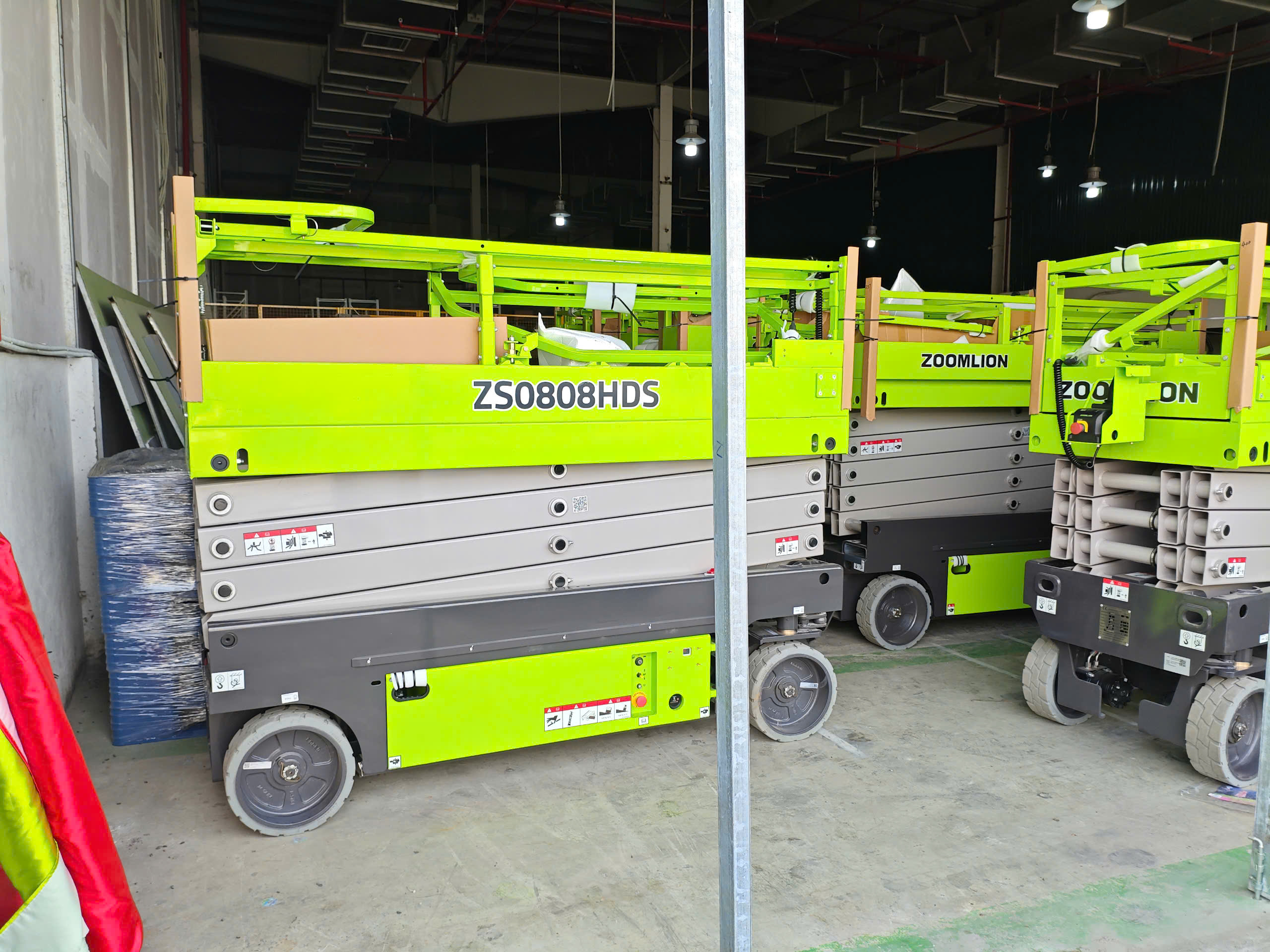 Ứng dụng của xe nâng người 8m Zoomlion trong bảo trì nhà xưởng.