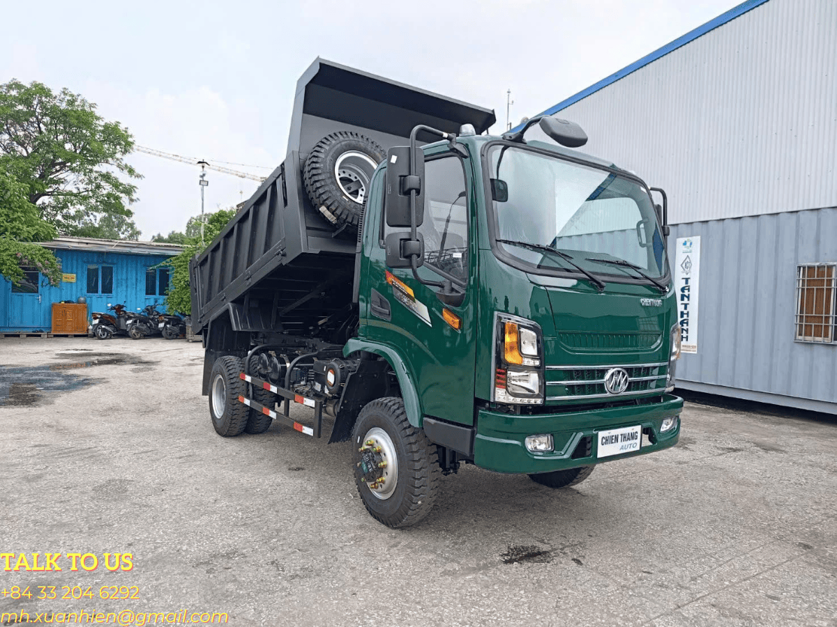 Xe ben Chiến Thắng 2 cầu dầu Euro 5 màu cam đang vận hành mạnh mẽ trên nền đất tại một công trường xây dựng.