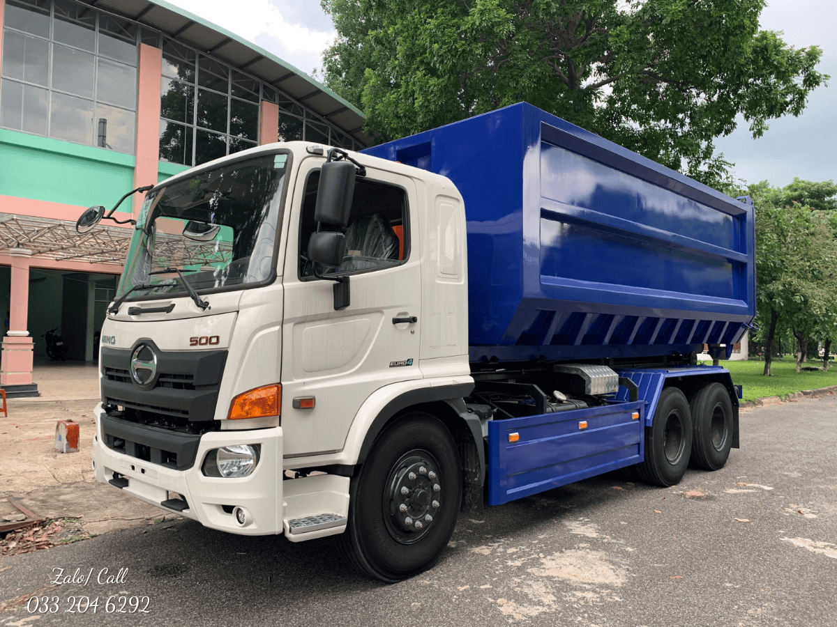 Xe ben tự đổ Hino 500 FM 15 tấn mạnh mẽ, bền bỉ đang hoạt động tại công trường xây dựng.