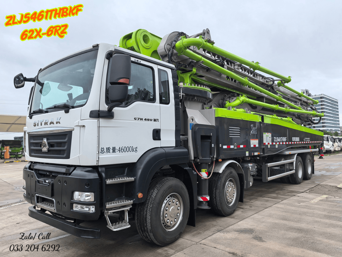 Xe bơm bê tông cần 62m Zoomlion đang thi công một dự án cầu vượt.