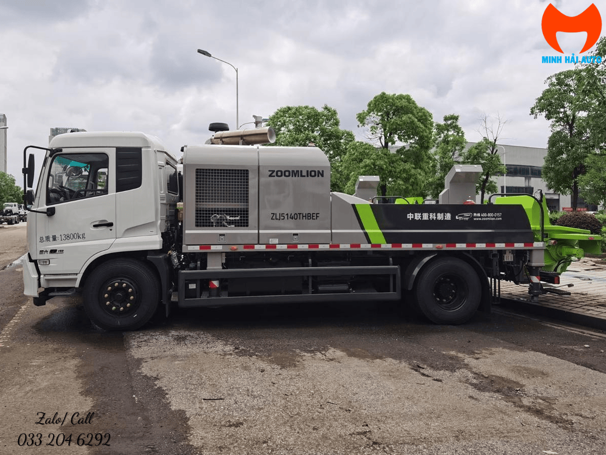 Xe bơm bê tông tự hành 16 MPa đang hoạt động hiệu quả tại một dự án xây dựng thủy điện.