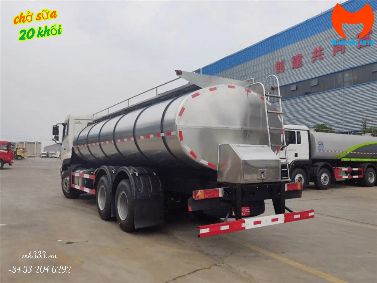 Xe bồn chở sữa 20 khối chuyên dụng với xi-téc làm từ inox 304, đảm bảo an toàn vệ sinh thực phẩm.