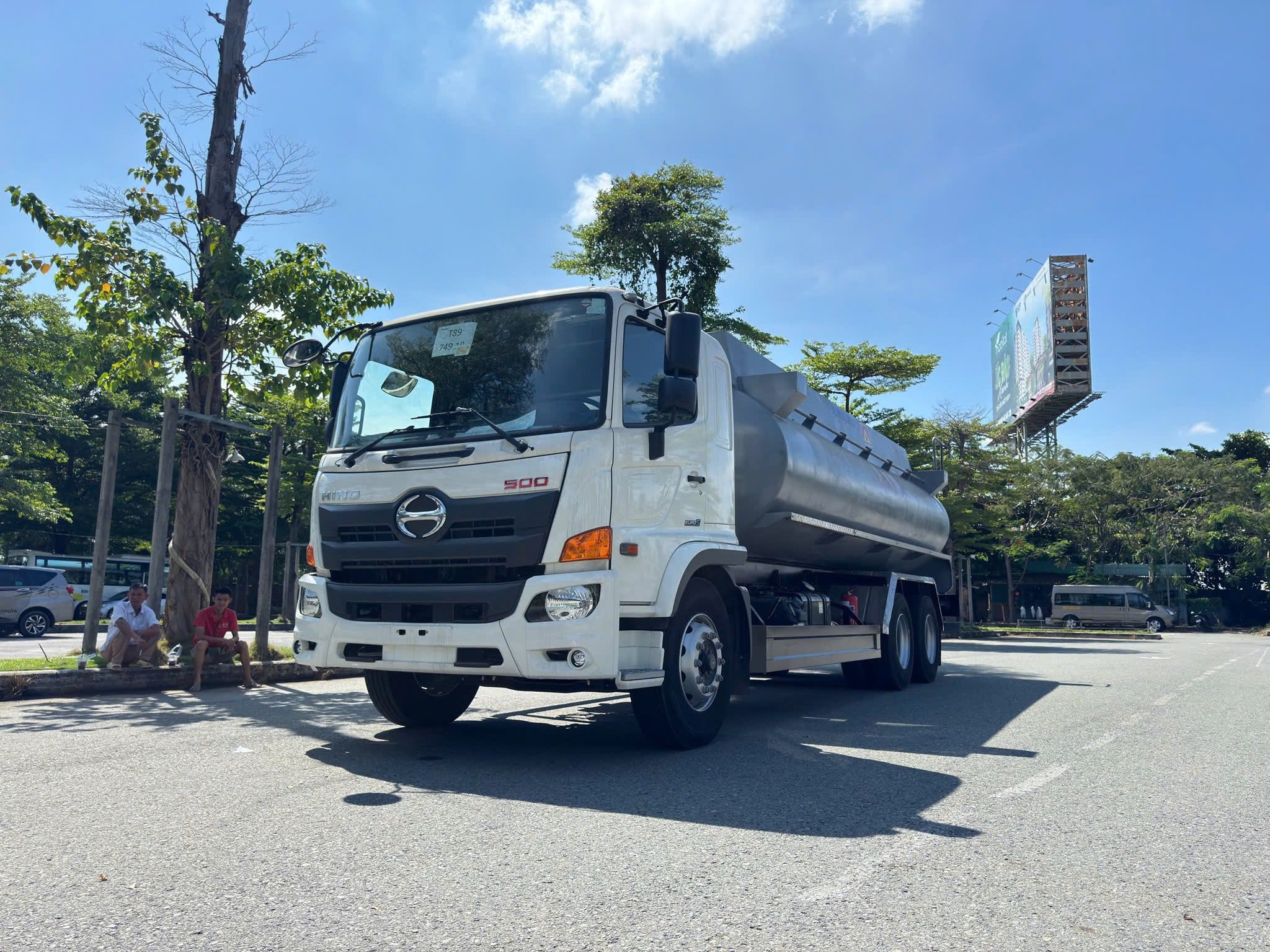 Xe bồn xitec chở xăng dầu dung tích 20 khối được đóng trên nền xe tải Hino 500 FM 3 chân (6x4).
