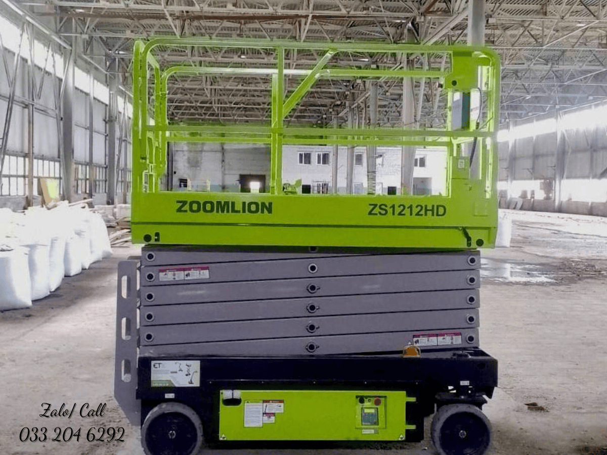 Xe cắt kéo 14m Zoomlion ZS1212HD đang được bàn giao cho khách hàng tại kho Minh Hải.