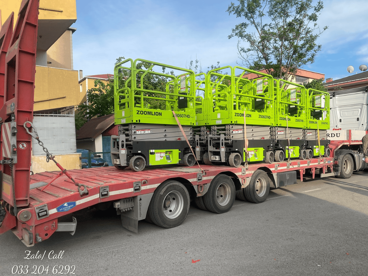 Xe cắt kéo Zoomlion ZS0607HDS làm việc tại trung tâm thương mại.