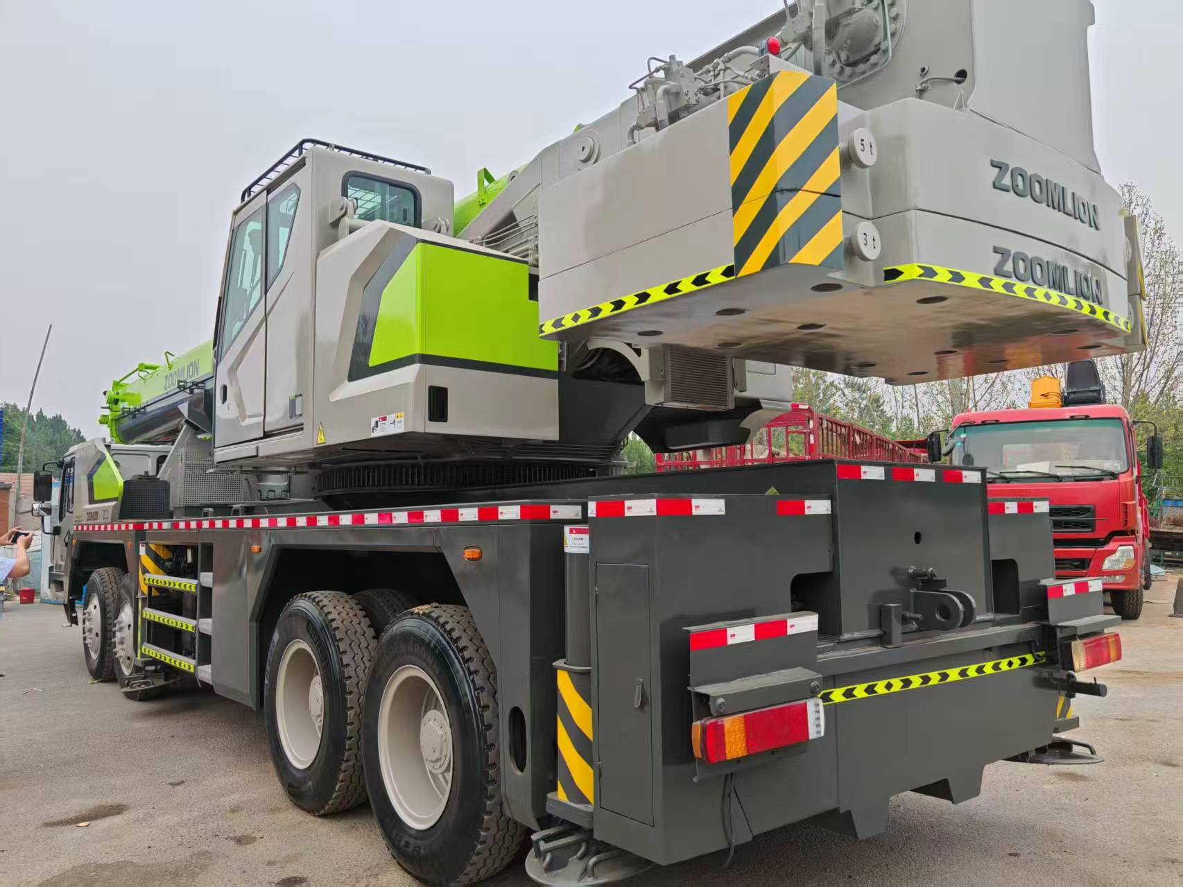 Xe cẩu bánh lốp 70 tấn Zoomlion QY70V đang làm việc tại công trường xây dựng.
