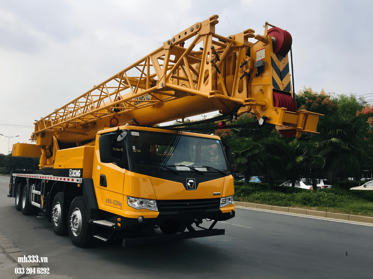 Xe cẩu bánh lốp XCMG QY50KD 50 tấn đang làm việc