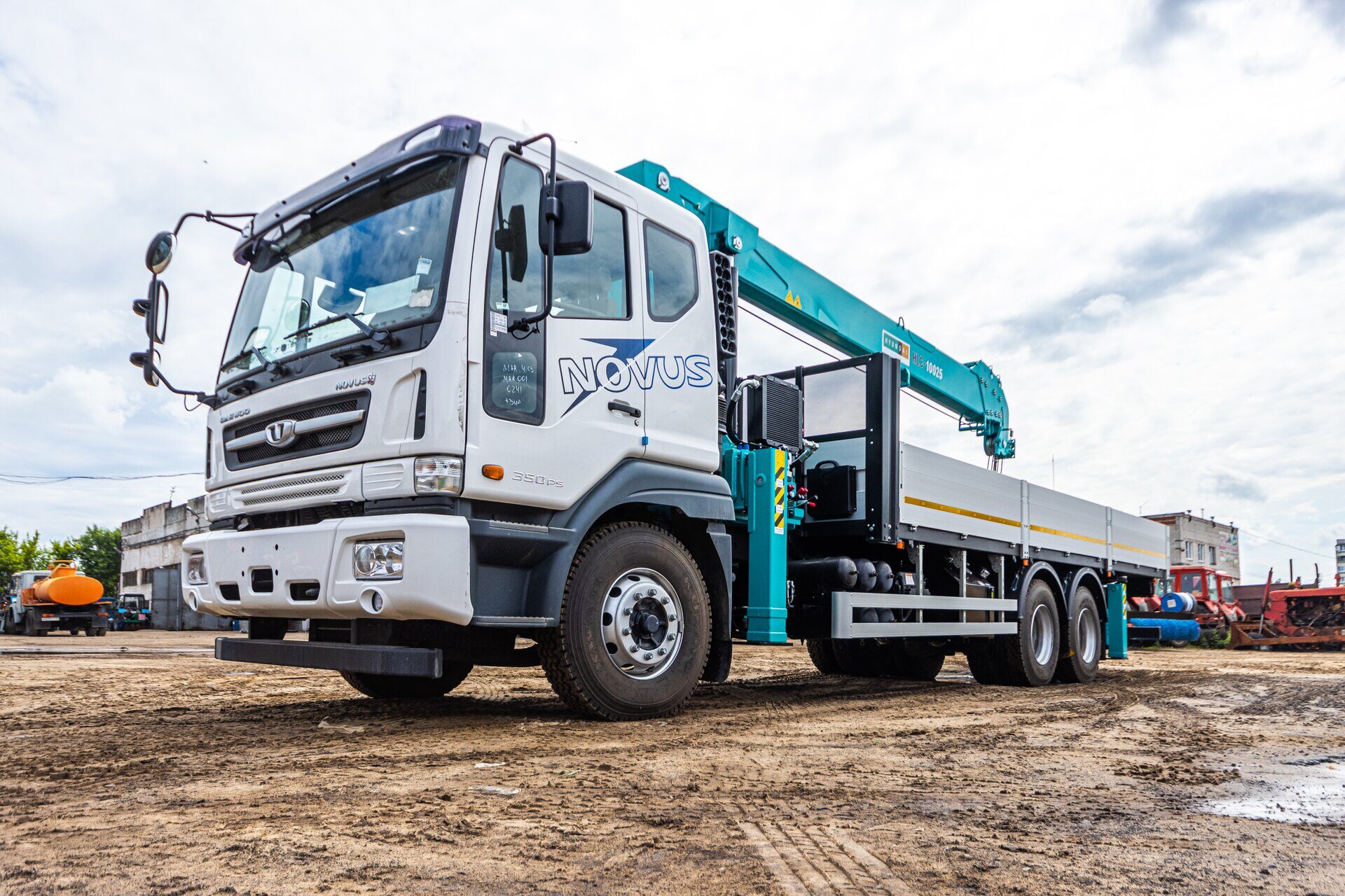 Xe cẩu Hyundai 10 tấn HLC-10015S lắp trên xe tải Dawoo.