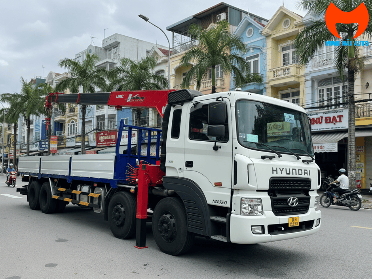 Xe cẩu Hyundai HD320 8 tấn đang vận chuyển máy móc công nghiệp nặng trong khu công nghiệp.
