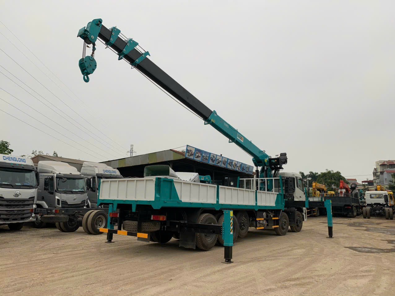 Xe cẩu tự hành 12 tấn Dongfeng 5 chân gắn cẩu Hyundai Everdigm HLC-12015 - giải pháp nâng hạ và vận chuyển hàng hóa nặng.