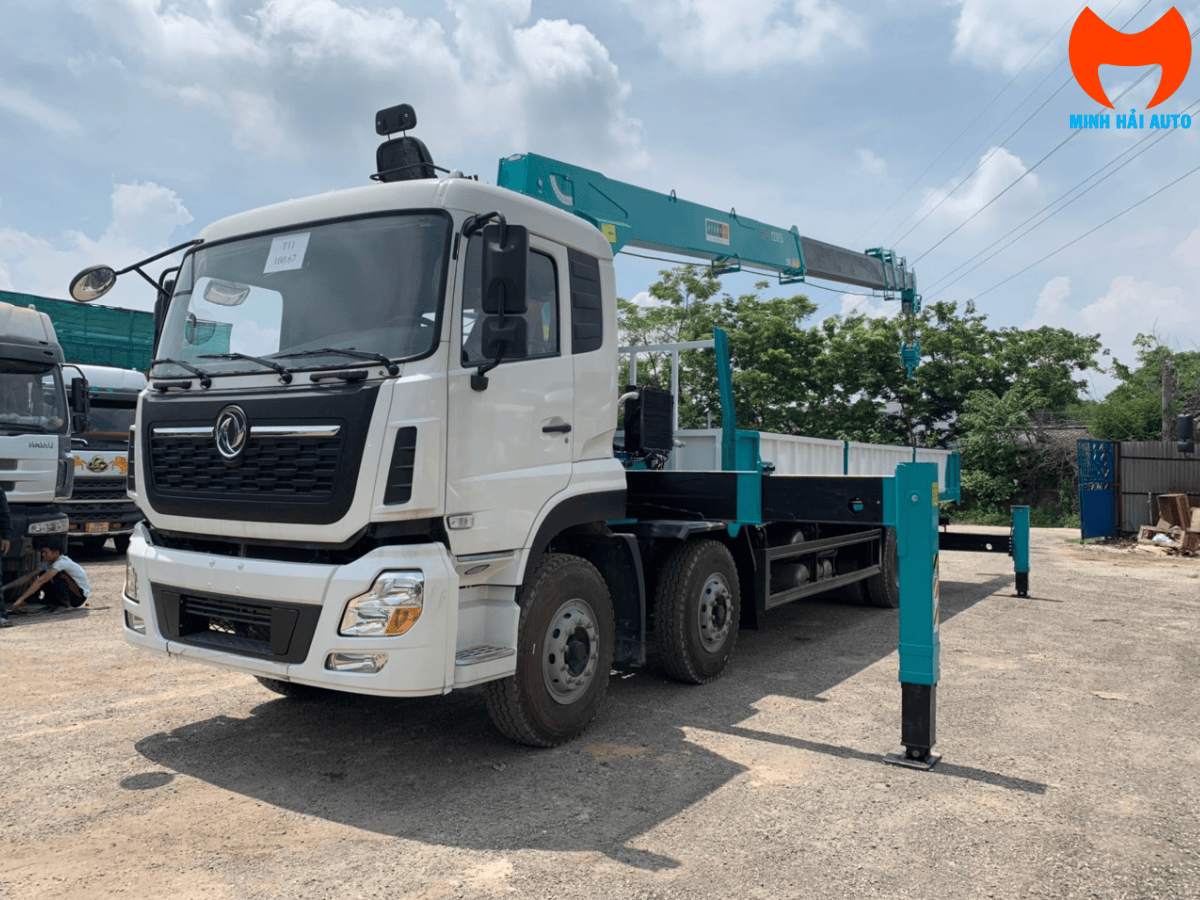 Xe cẩu tự hành 15 tấn Dongfeng CSC5310GSS5 gắn cẩu Hyundai Everdigm HLC-12015ACE đang vươn cần.