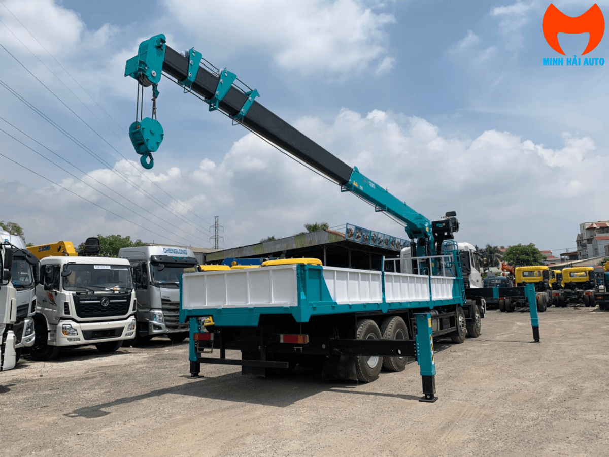 Xe cẩu tự hành 15 tấn Hyundai đang nâng cấu kiện thép tại công trình xây dựng.