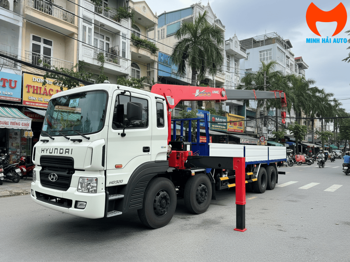 Xe cẩu tự hành 8 tấn Hyundai HD320 4 chân Euro 5 màu trắng đang vươn cần tại công trường.