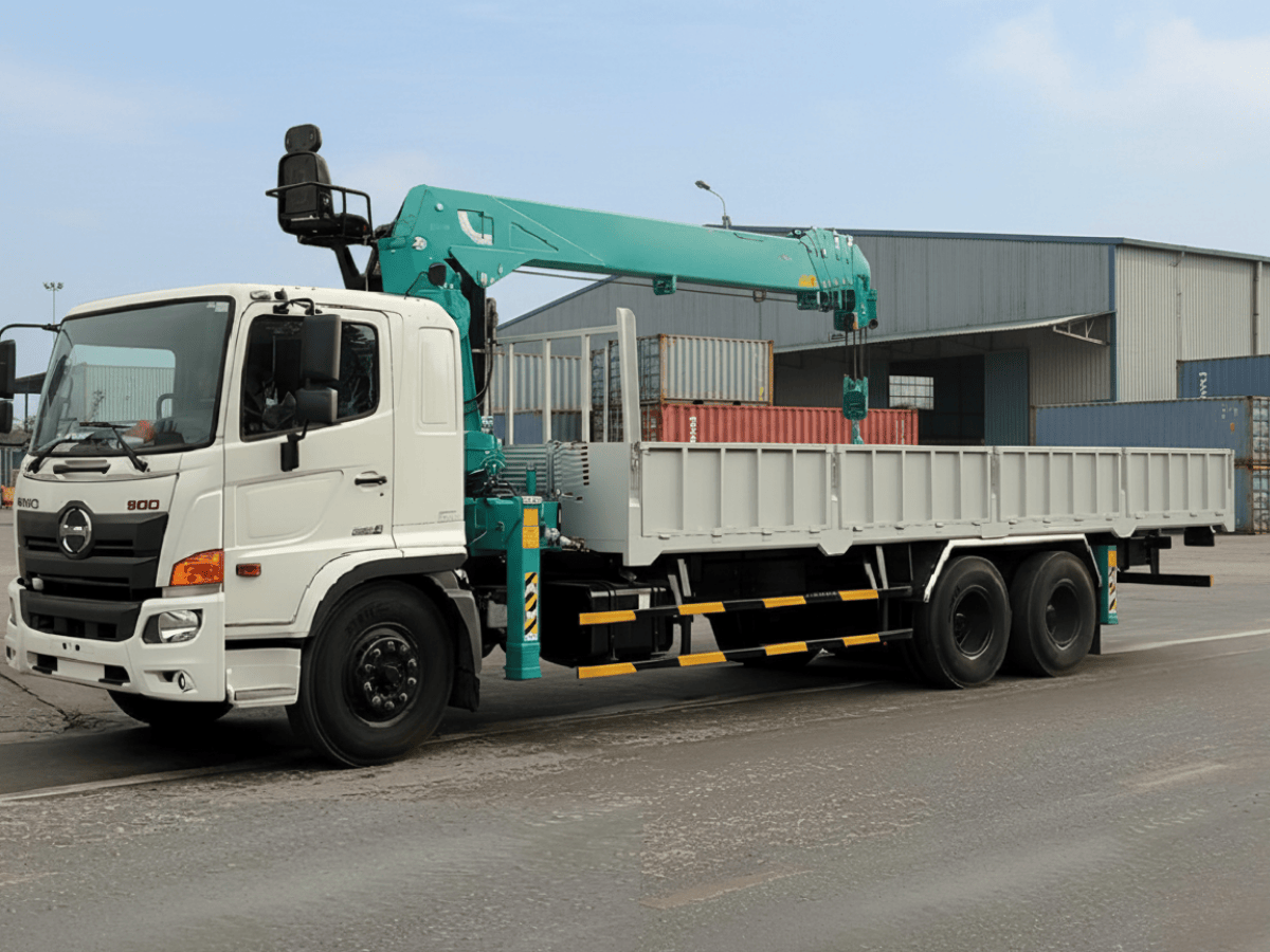 Xe cẩu tự hành Hino 8 tấn đang vươn cần cẩu Everdigm HLC-8016 tại một công trường xây dựng để chuẩn bị nâng hạ vật liệu.