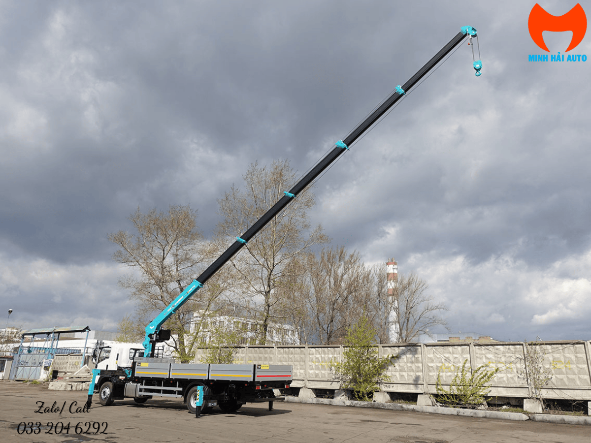 Xe cẩu tự hành Isuzu 6 tấn đang thi công điện lực, lắp đặt trụ điện an toàn.