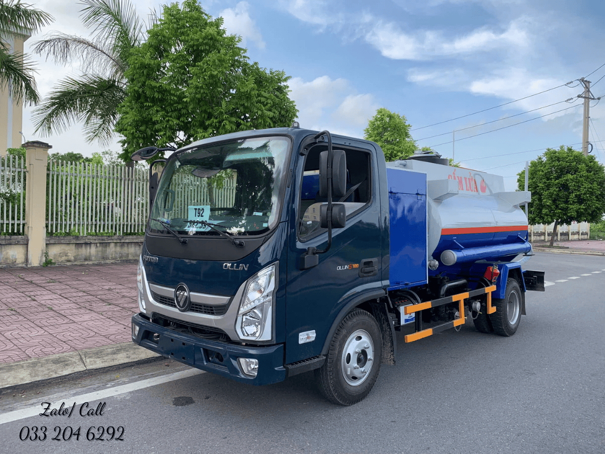 Xe chở xăng dầu 4 khối Thaco Ollin S700 màu trắng đang được bàn giao cho khách hàng doanh nghiệp.