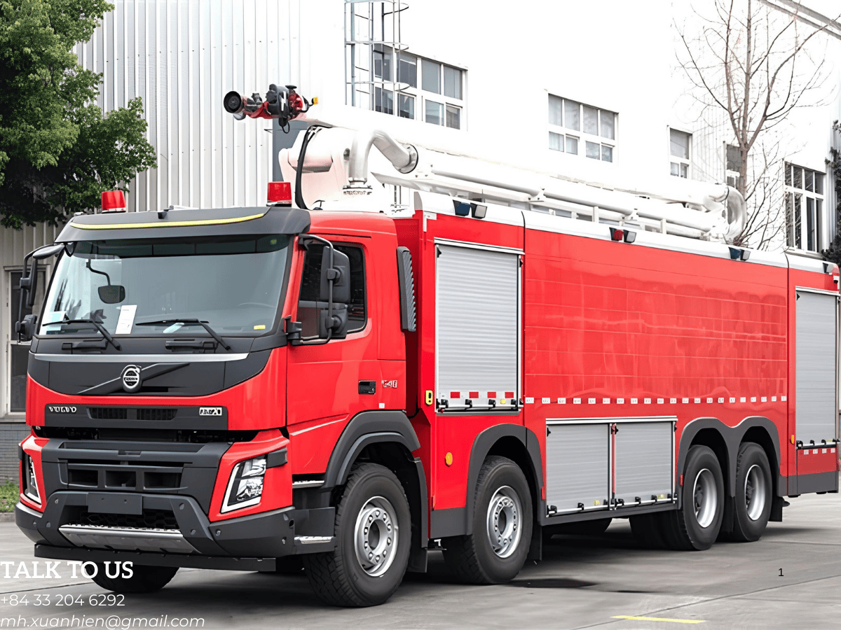 Xe chữa cháy có thang 20m đang phun nước vào một tòa nhà cao tầng.