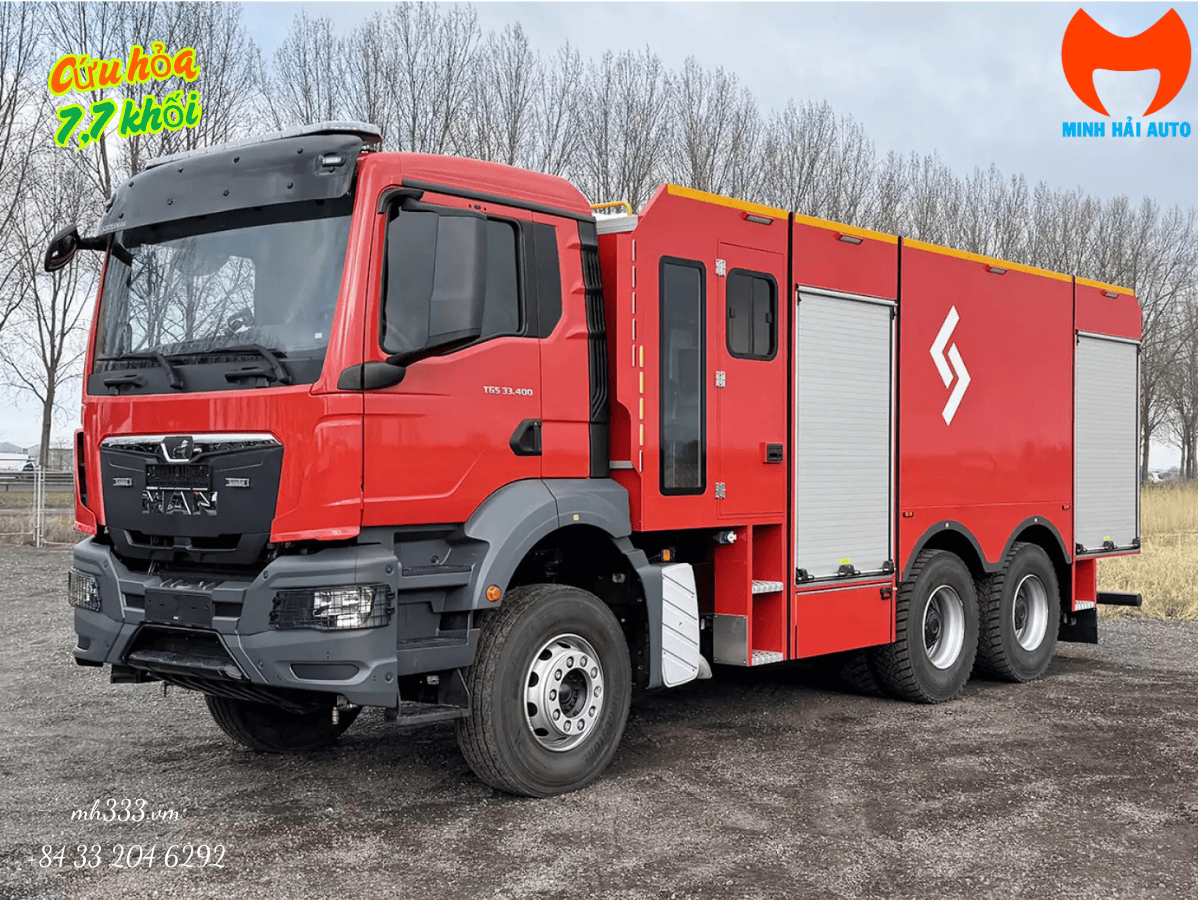 Xe cứu hỏa 7.7 khối MAN TGS đang phun nước dập tắt đám cháy tại một nhà máy.