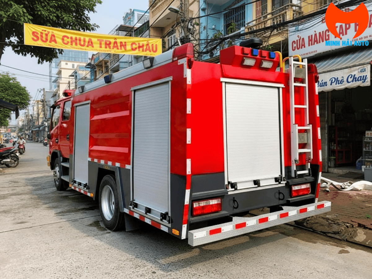 Nội thất cabin EQ1075DJ3CDF của xe cứu hỏa Dongfeng 5 khối, thiết kế rộng rãi, có điều hòa, đảm bảo sự thoải mái cho đội ngũ vận hành.