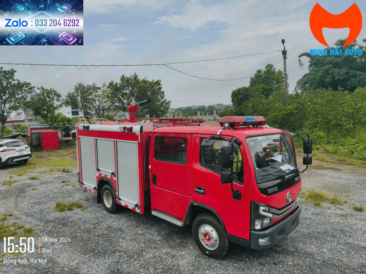 Xe cứu hỏa Dongfeng đang trực trước nhà máy trong khu công nghiệp