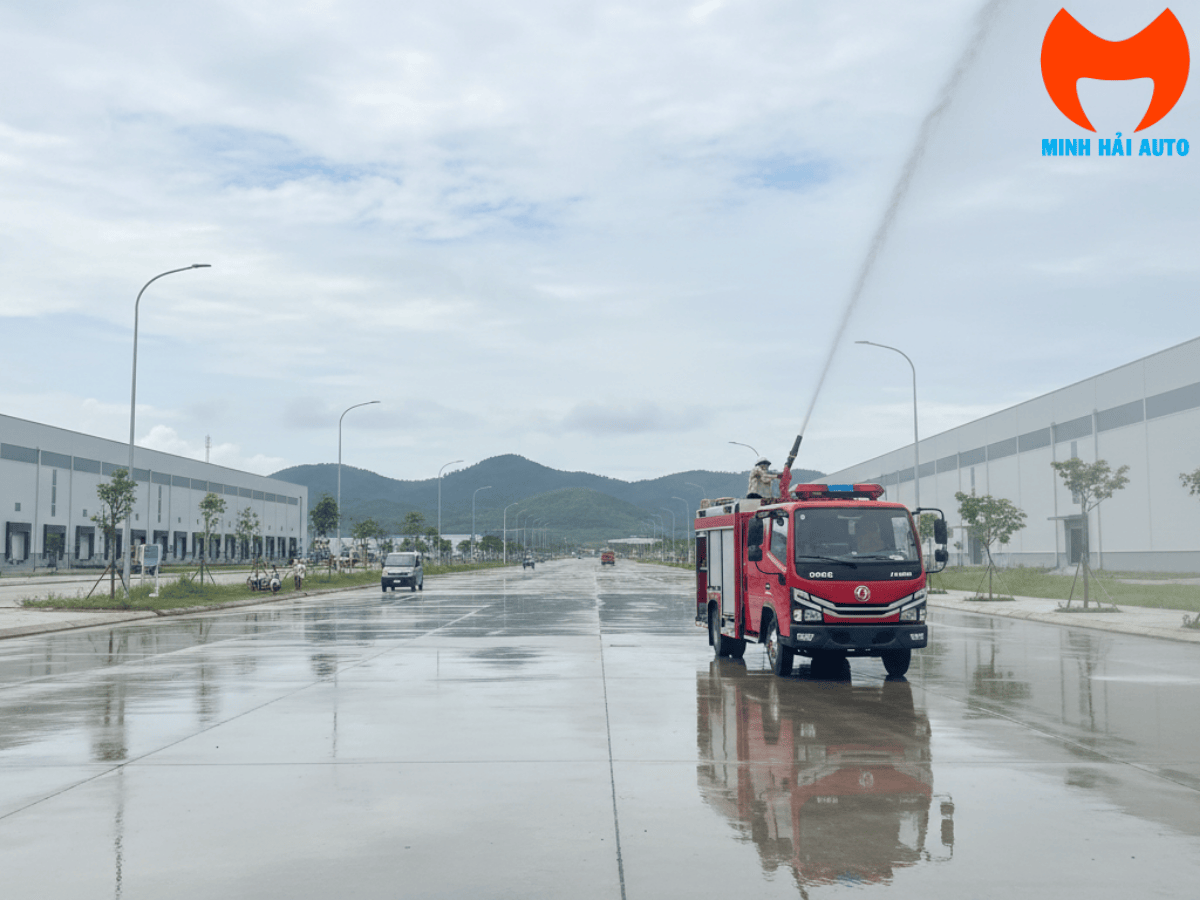 Xe cứu hỏa Isuzu 4 khối nhỏ gọn, di chuyển linh hoạt trong các tuyến đường hẹp tại khu dân cư và chung cư ở Việt Nam.