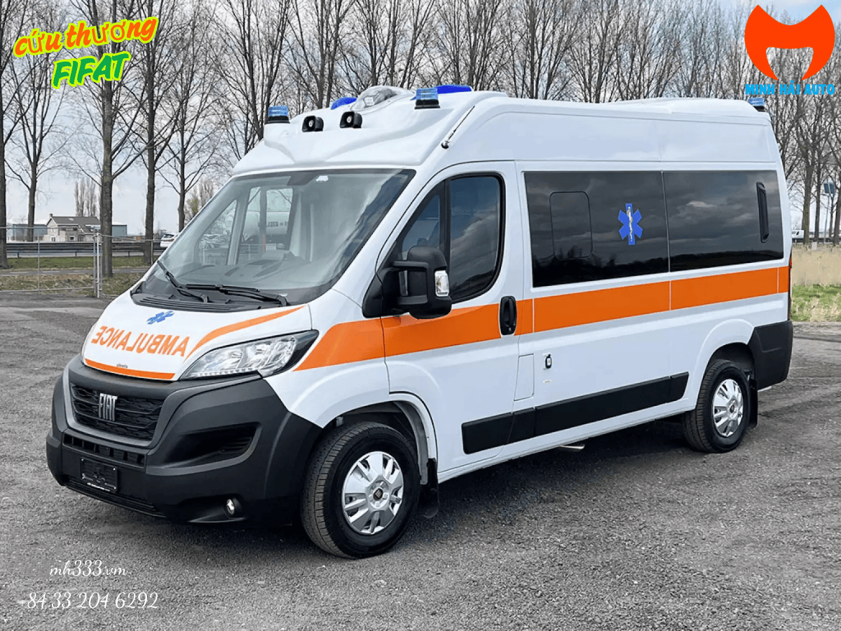 Xe cứu thương Fiat Ducato phiên bản L2H2 màu trắng với đèn hiệu đang bật, thể hiện sự sẵn sàng làm nhiệm vụ.