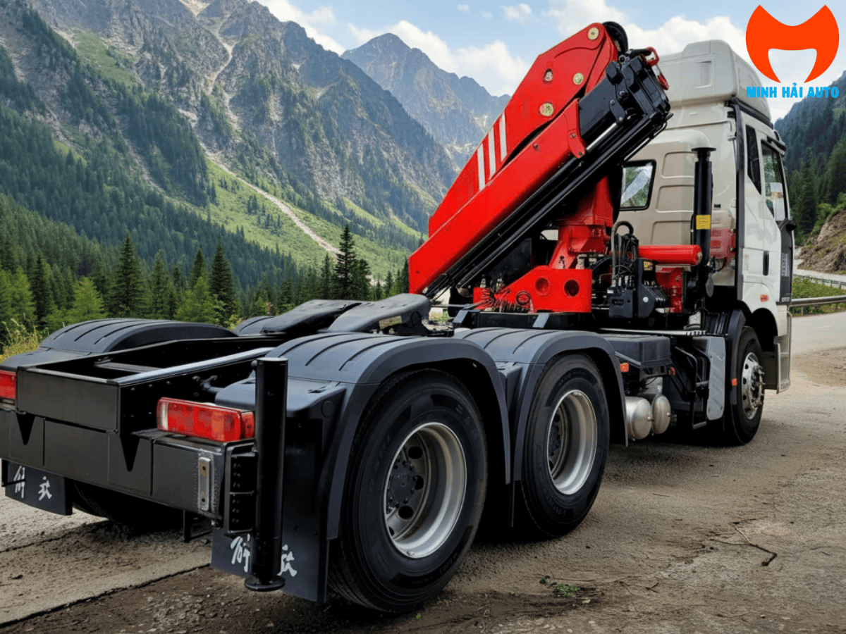 Xe đầu kéo FAW gắn cẩu Palfinger PK 23500 đang vận hành nâng hạ hàng hóa tại kho bãi