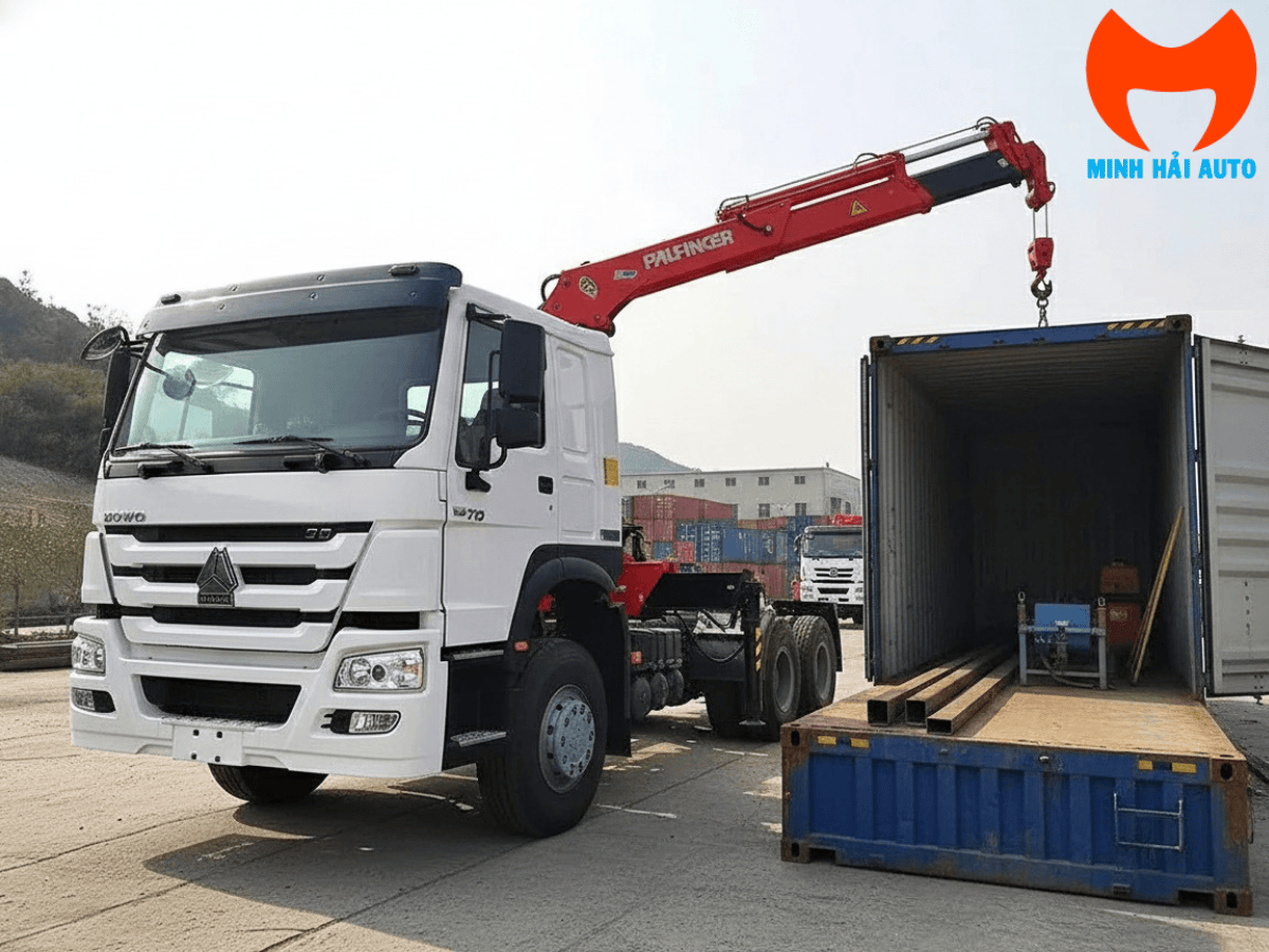 Xe đầu kéo HOwo gắn cẩu gập Palfinger đang vận hành tại công trường.
