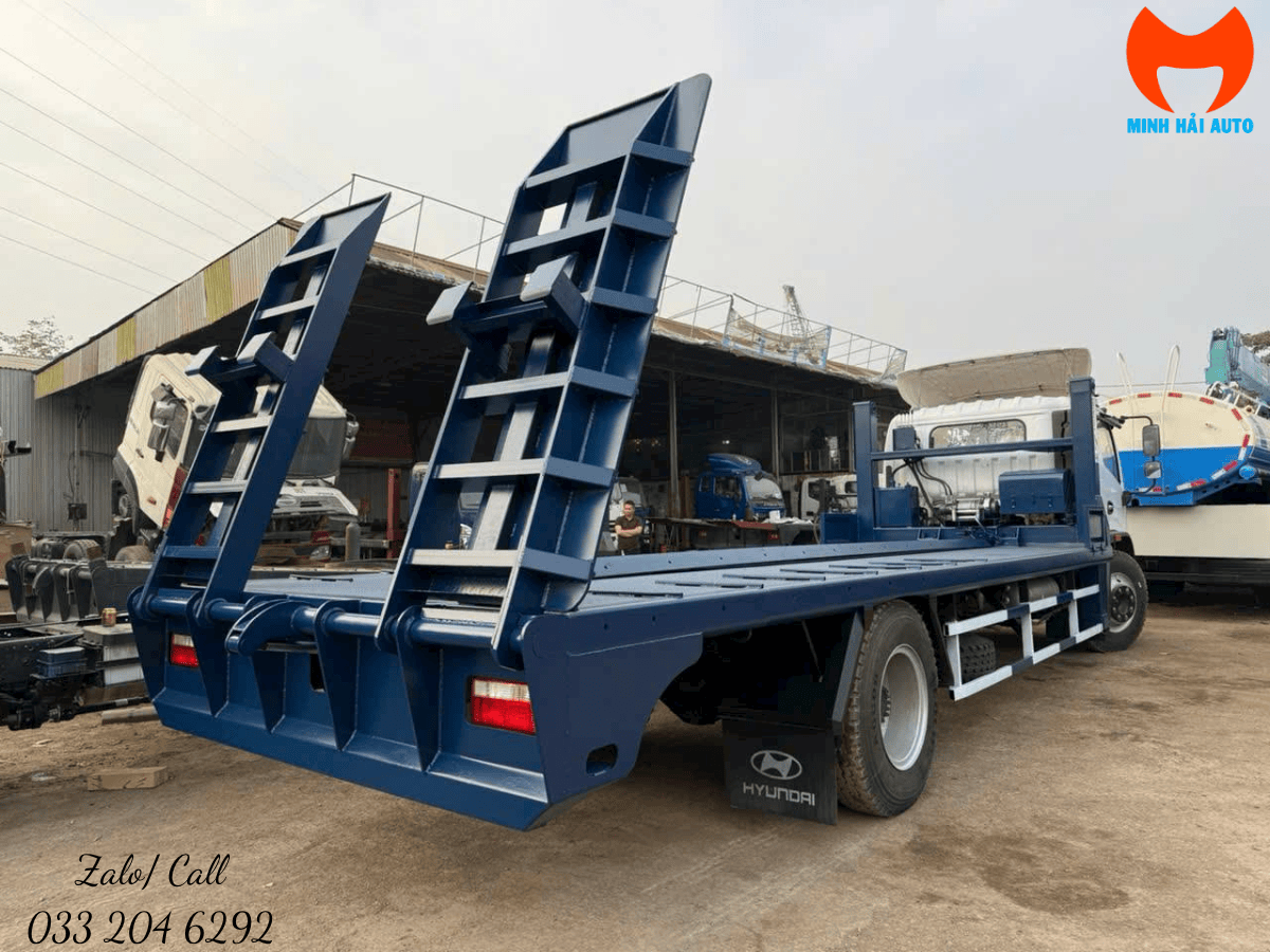 Toàn cảnh xe phooc nâng đầu Dongfeng D8 đang hạ sàn, sẵn sàng chở máy công trình.