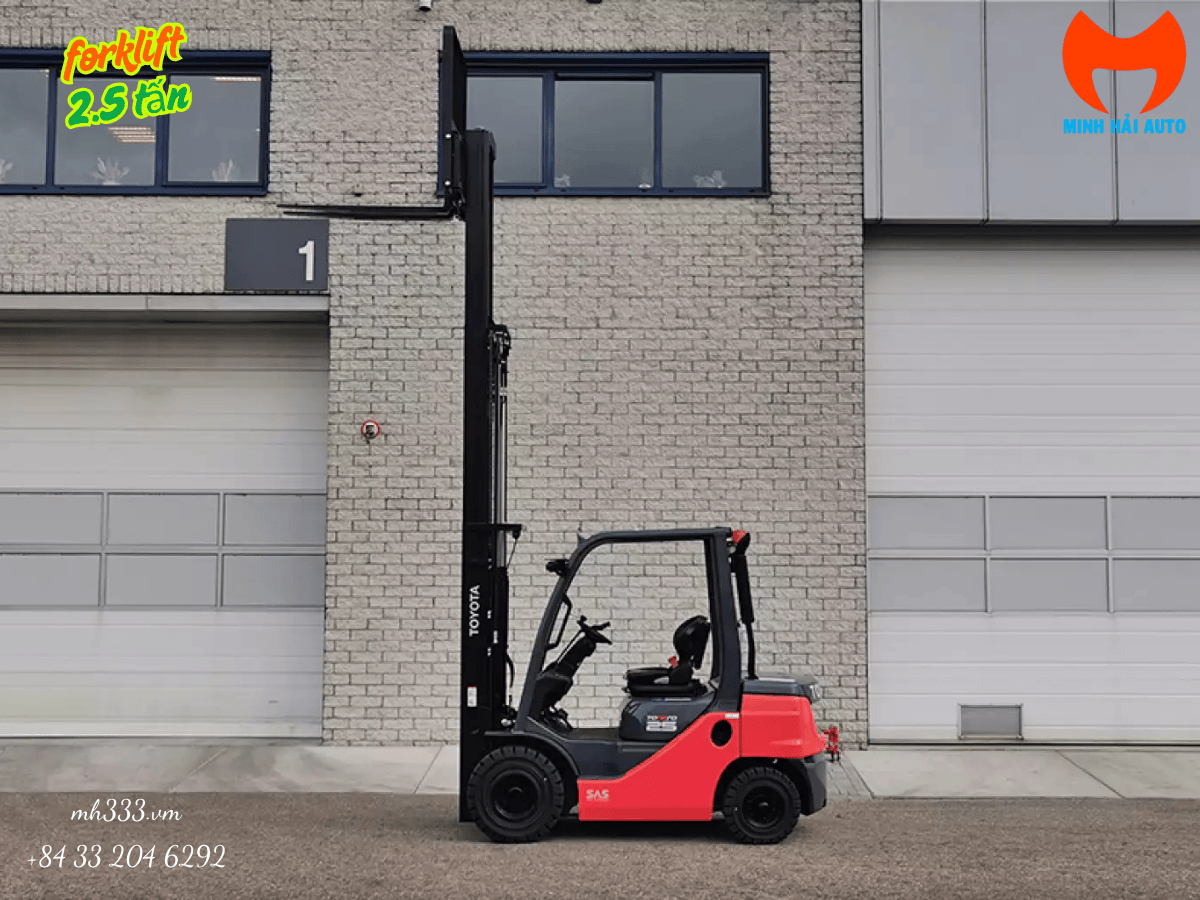 Xe nâng hàng forklift Toyota 2.5 tấn đang vận hành hiệu quả, nâng pallet hàng hóa trong kho bãi công nghiệp.