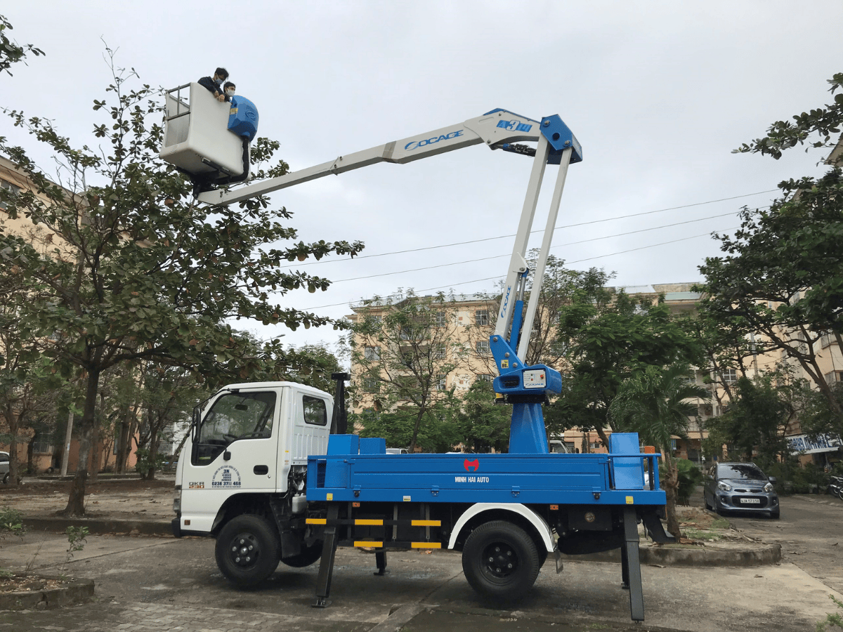 Xe nâng Isuzu Socage 13.7m mới 100%, giải pháp nâng người an toàn và hiệu quả, liên hệ Minh Hải Auto để nhận báo giá.