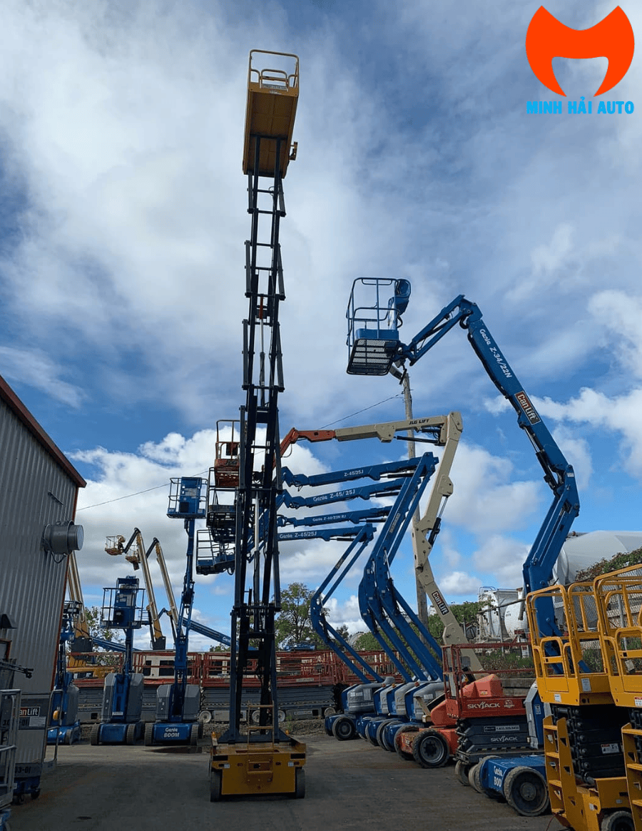 Xe nâng người 14m XCMG được ứng dụng trong bảo trì nhà xưởng.