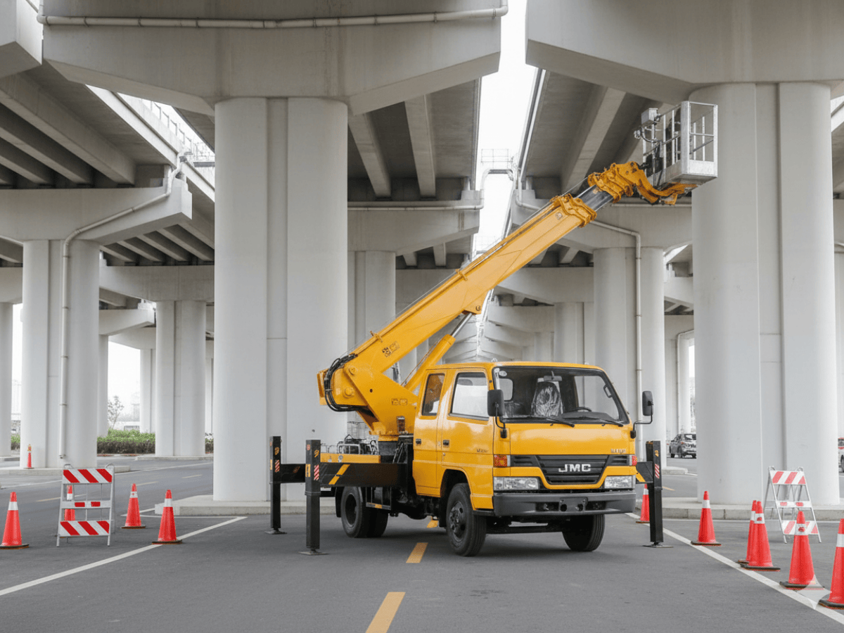 Xe nâng người 16m JMC-XCMG hỗ trợ công việc thi công, sửa chữa trên cao an toàn.